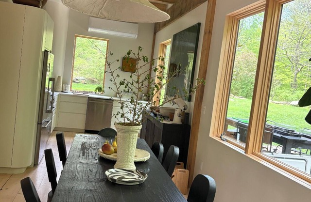 Designer home on a stream with AC and WiFi in Patterson