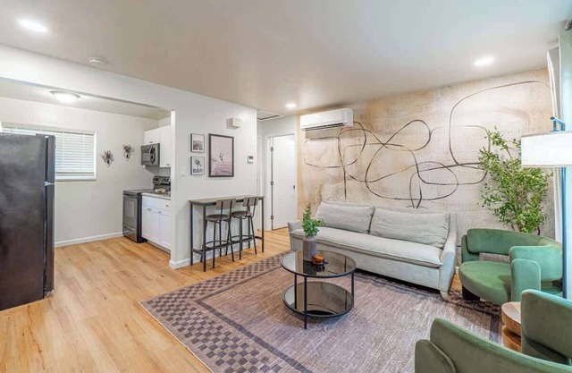 Designer Living Pet-Friendly UNR 2BR 1BA