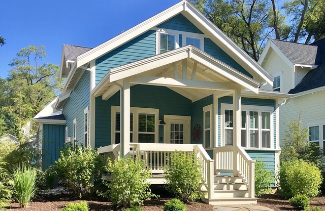 Designer Luxury Cottage ~ Heated Community Pool ~ Walk to Beach & Town