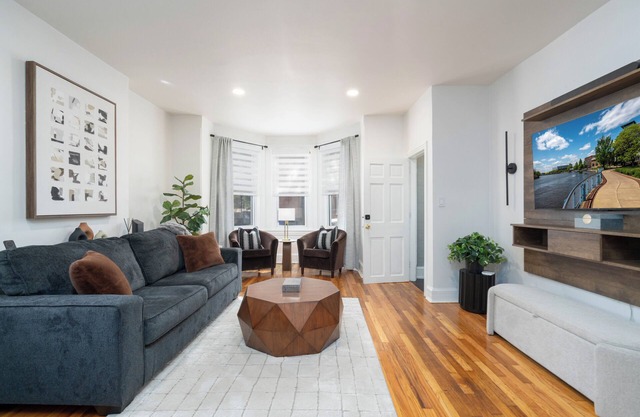 Designer remodeled Apt~Close to hospitals & dining~Suited for short or long stay