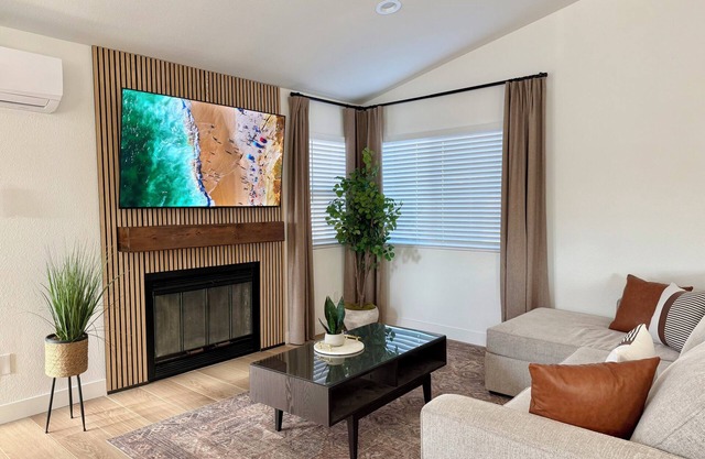 Designer's Touch: stylish 4-bed in Paradise Hills, San Diego