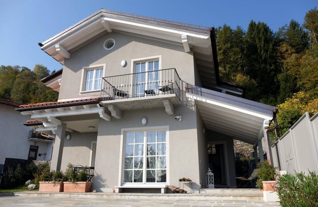 Detached 3-bedroom house with beautiful outdoor area and dream lake view