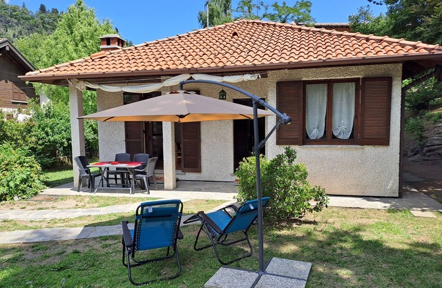 Detached, cool, sunny and quiet cottage with large garden