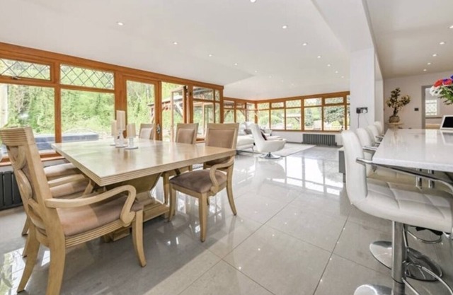 Detached Executive 5 bedroom Home 6 miles to Historic Portsmouth Sleeps 10.