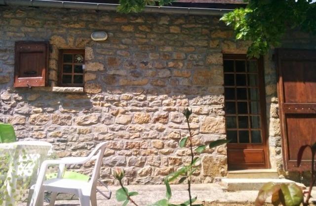 Detached house with garden in the village of Quézac