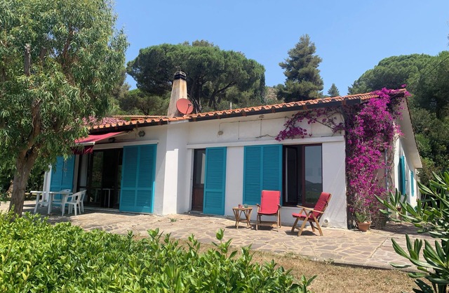 detached holiday home with sea view, quiet but central, large enclosed garden