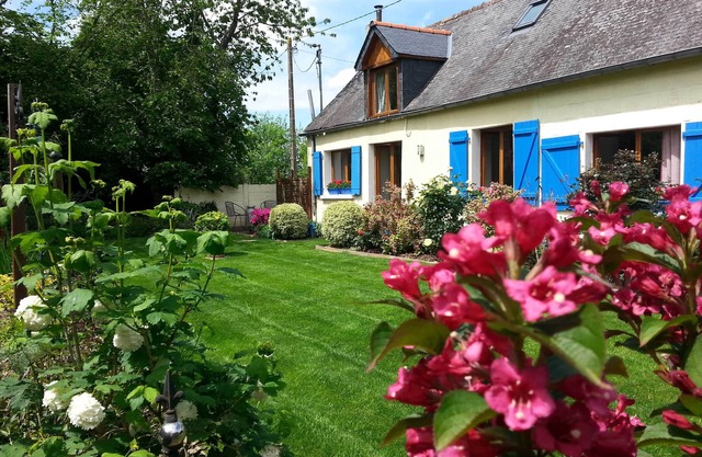 Detached Holiday house in the bay of Mont Saint Michel. Animals welcome.
