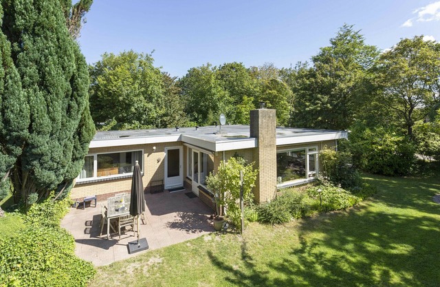 Detached home nestled in greenery, with a beautiful garden, lots of light, and exceptional tranquility – a dog-friendly oasis near the sea.