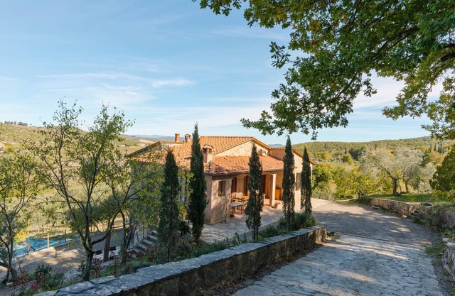 Detached villa with swimming pool and pizza oven for groups up to fourteen people.