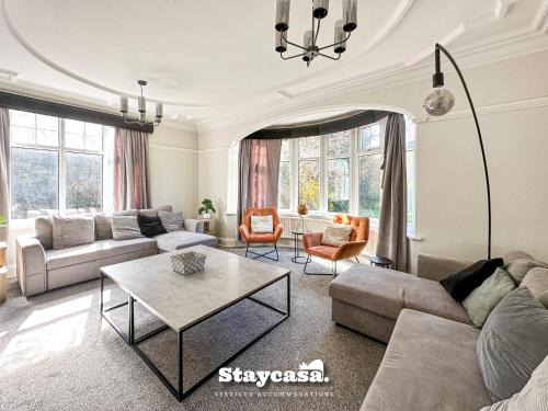 Detached King Suite With Large Garden & Driveway