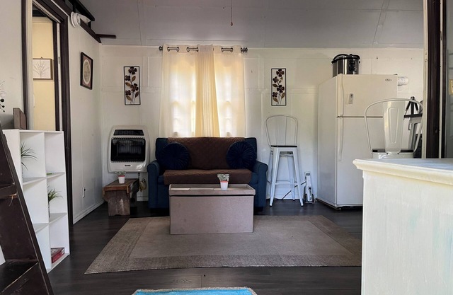 Dew's Cabin is just 10 minutes from Fort Smith, Arkansas.