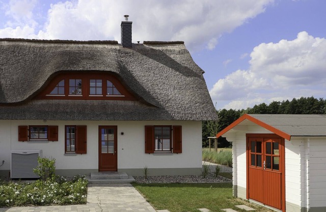 Dieses Wunderschöne Reetdachhaus "wiesenkieker" mit Blick in die Unverbaute Natur Lädt zum Verweilen ein