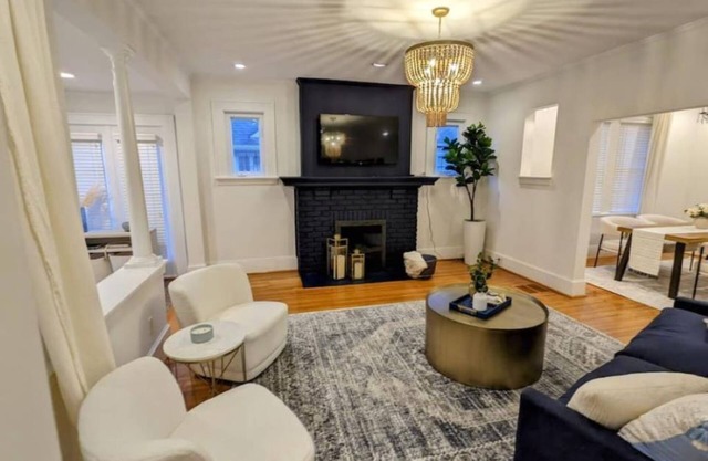 Dilworth, Walk To Atrium Health, Freedom Park, Restaurants, & Lightrail!