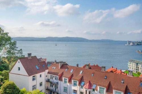 DINBNB Apartments l Sea View I Balcony I Fireplace I Near Bryggen