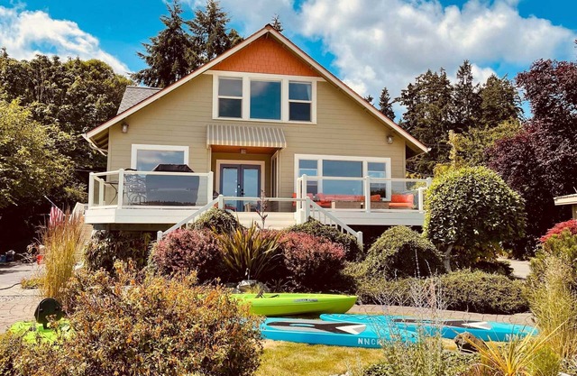 Direct Beach Access: Getaway on Port Orchard!