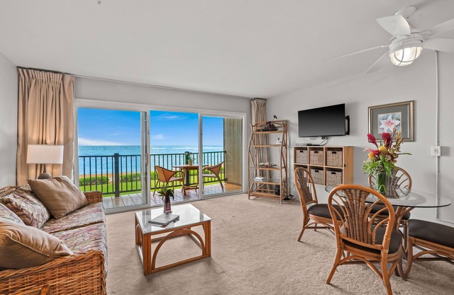 Direct Beachfront/Oceanfront Condo - 3 minute walk into Kapa'a