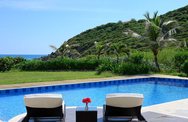 Direct Beachfront 6 BDR/en-suite/maid included. Excellent service. Rare gem (O)