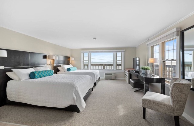 Direct Ocean Views! Studio with Kitchenette & Shared Deck (106)