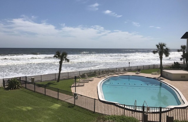 Direct Oceanfront 2 Bedroom Condo, WiFi