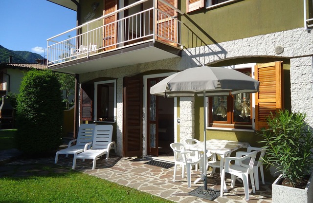 DIRECTLY ON THE BEACH/LAKE, apartment up to 4 people, pool and garden, Villa Soghetta type S2