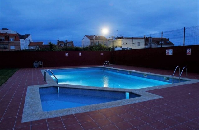 Disconnectaengalicia La Perla Superior, swimming pool and parking