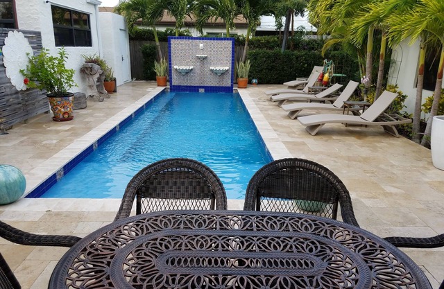 Discounted Summer/Fall: Gorgeous 1 BR KING, Large 1BR, Pool, Walk to Ave/Beaches