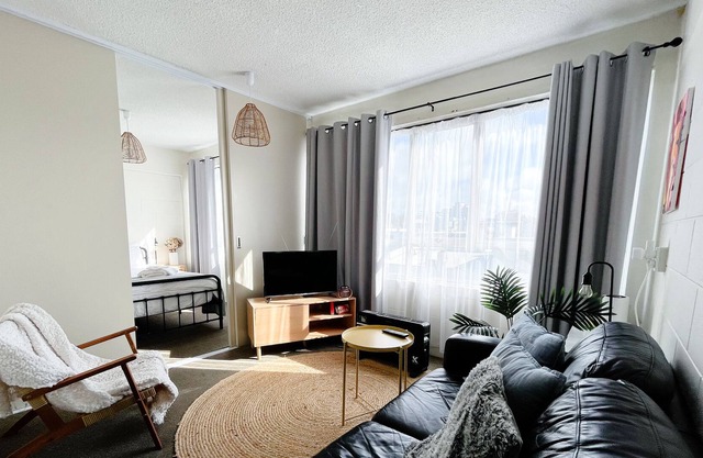 Discover Auckland from a walkable apartment. 1 Min to Bus Station