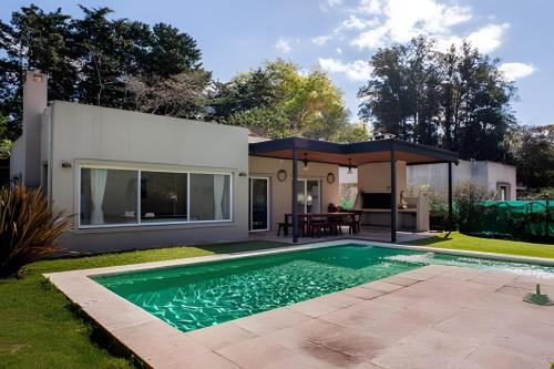 Divina casa con parque y Pileta Climatizada en barrio cerrado