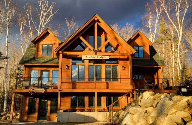 Dog-friendly chalet + hot tub, EV charger