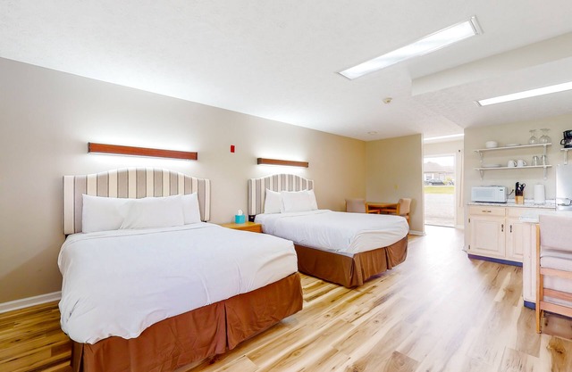 Dog-friendly, 1st-floor studio with picnic area, patio, fitness room & game room