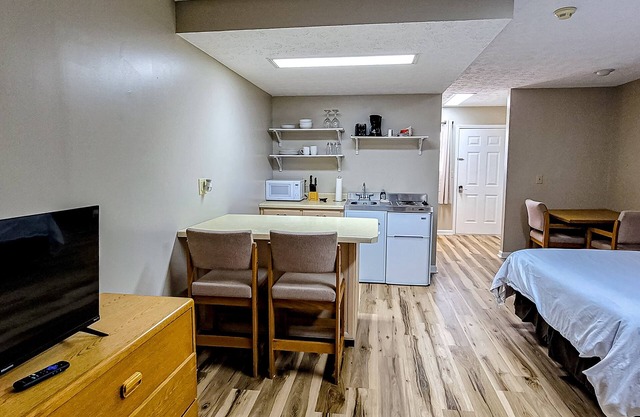 Dog-friendly, 1st-floor studio with golf view & gym - stroll to Douglas Lake