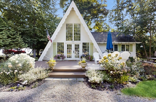 Dog-friendly A-frame home near beaches & downtown with firepit, deck, badminton