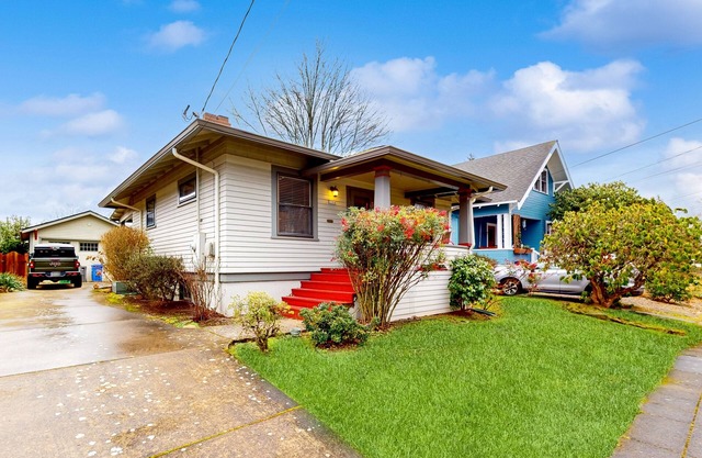 Dog-friendly Beaumont Craftsman with covered porch & yard - walk to bars/dining