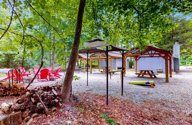 Dog-friendly, cozy cottage retreat w/stunning mountain views & hot tub