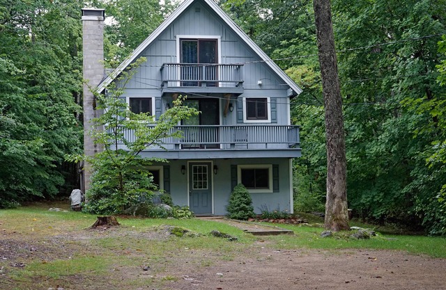 Dog-friendly chalet near the beach with deck, washer/dryer, grill, lawn & AC