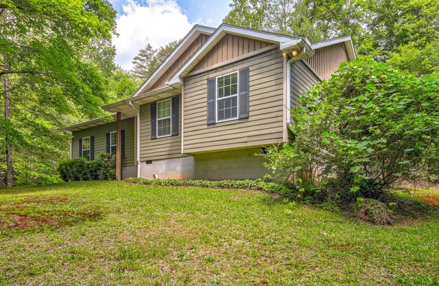 Dog-friendly cottage with deck, grill, fireplace, and washer/dryer