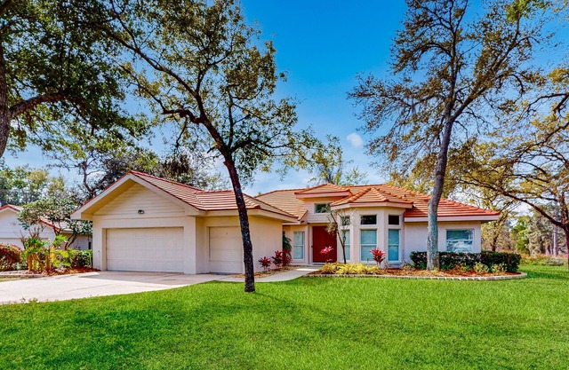 Dog-friendly golf retreat with enclosed pool, alfresco dining, grill, smart TVs