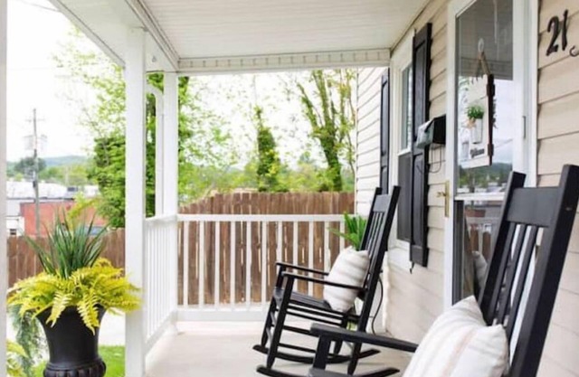 Dog friendly home - large backyard - gas fire pit - 5 mins to downtown or casino