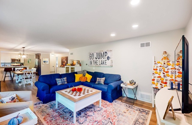 Dog-friendly home on a large corner lot with firepit, washer/dryer, & fast WiFi