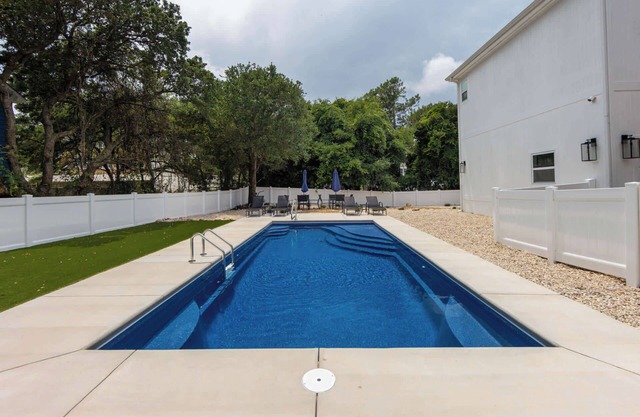 Dog Friendly, Pool, Hot Tub, 5Min Walk to Beach!