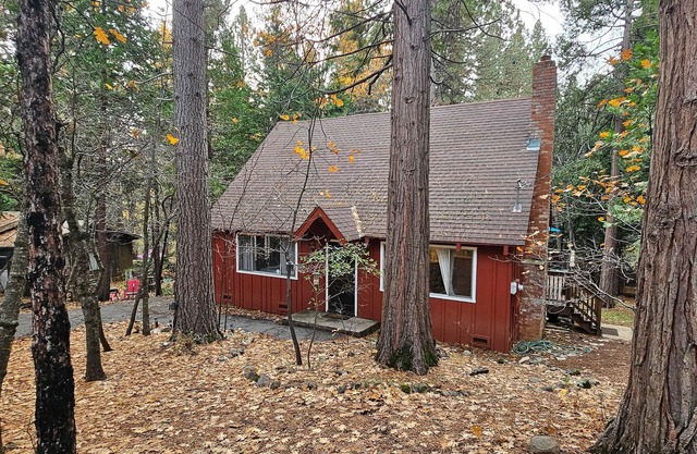 Dog-friendly retreat with fast WiFi, furnished deck, gas grill, & fire table