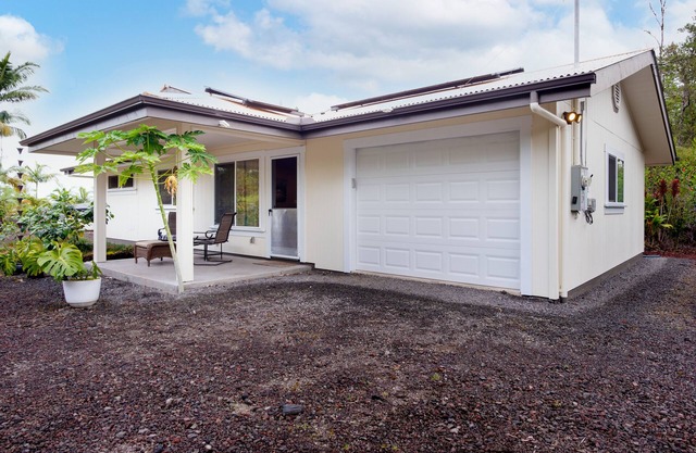 Dog-friendly tropical escape with fast WiFi, W/D and partial AC - close to beach