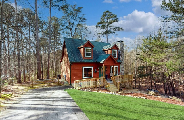 Dog-friendly, two story cabin in woods w/screened-in deck, hot tub, pool table