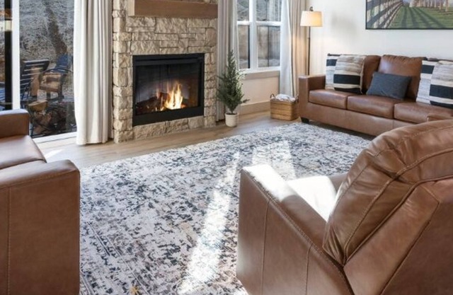 Dogwood Flats 🌲 Fire Pit 🔥 Hot Tub 💦 Lake Taneycomo Access