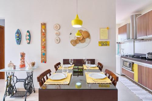 Dois Quartos, Sacada com Churrasqueira, a 400 MTS do Projeto Tamar e 800 MTS do Aquário