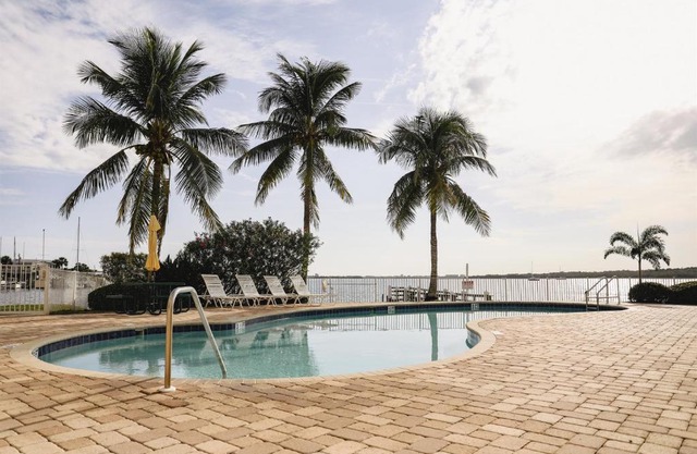 Dolphin Bay in Boca Ciega Resort - 2BR, Pool, Bay View