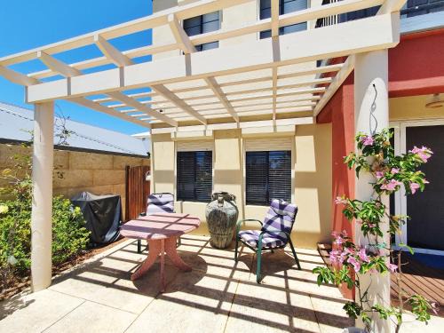 Dolphin Beach House - Wannanup, Mandurah between the estuary and the ocean