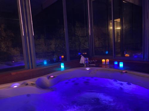 Domaine Spa Perret-Au Calme-Château ArtDéco MasterSuite B&B et-ou Gîte de Charme-À3Mn Giverny-Jardins Monet-Le Vexin-Piscine Été-Parc 3Ha-Aire Enfants-PingPong-Options Dîner-Billard-Massage-Yoga-Coaching-Fitness-Sauna-Hammam-Promo 2Nuits 1HJacuzzi Offerte