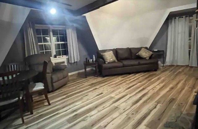 Dome house in DoverTN, near KY lake with event room, creek, pond & hunting land.