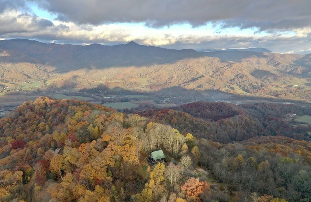 Don't Miss This View! Secluded Mountaintop Cabin- w/Hot tub & Shuffleboard